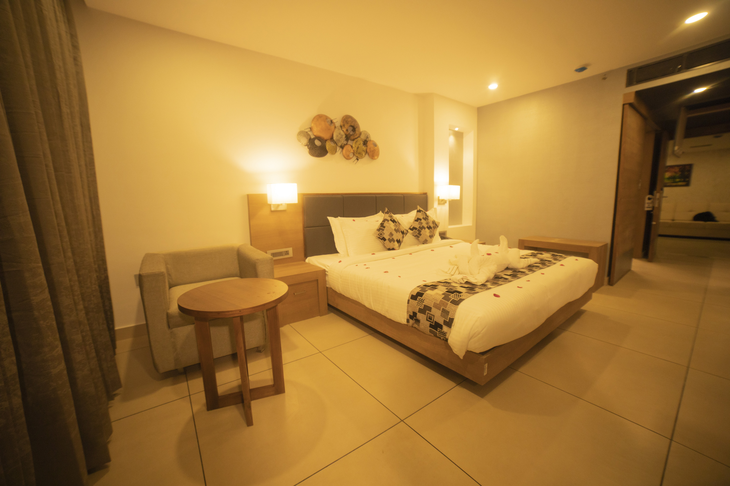Hotels in Attingal | Hotel Savithri