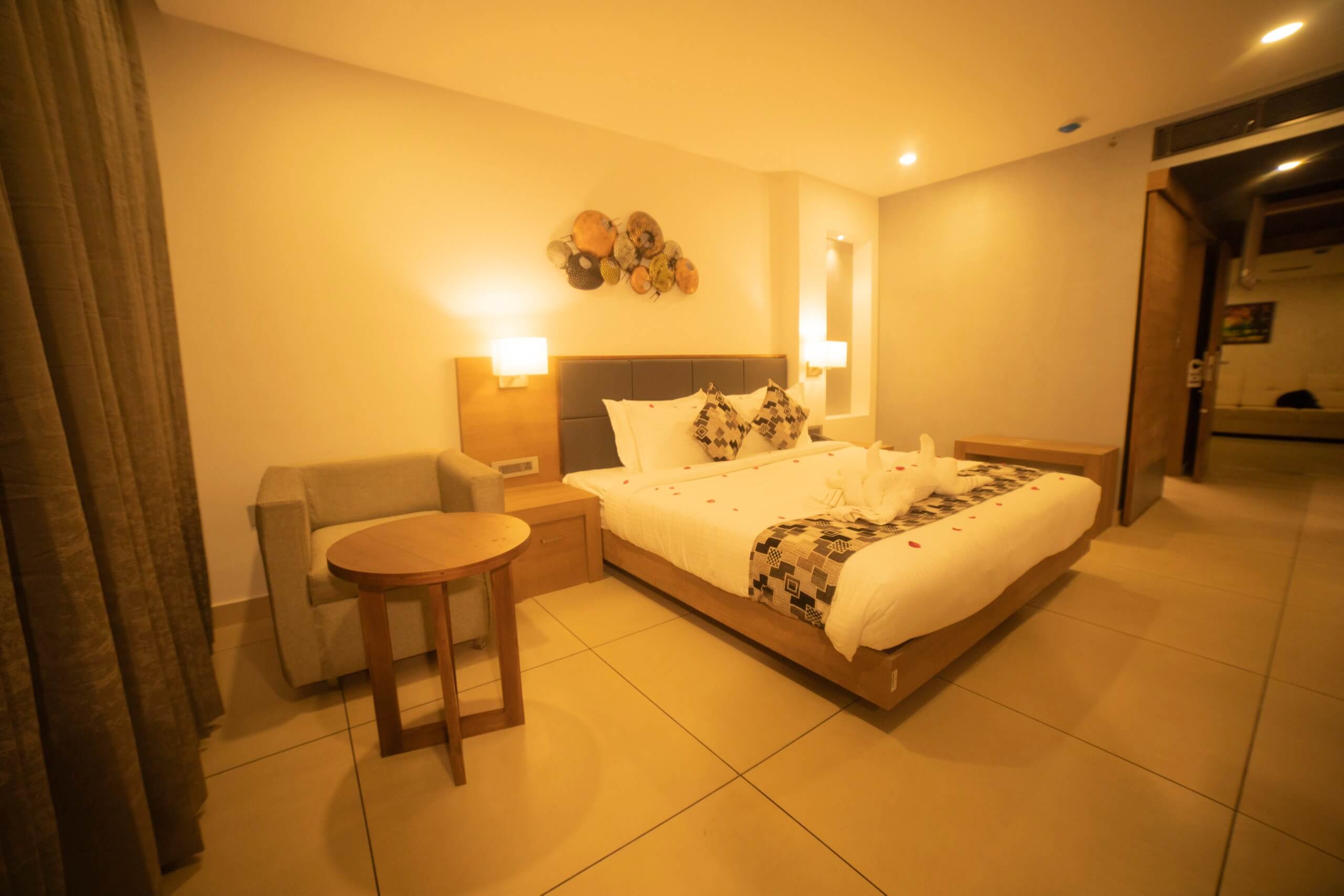 Hotels in Attingal | Hotel Savithri